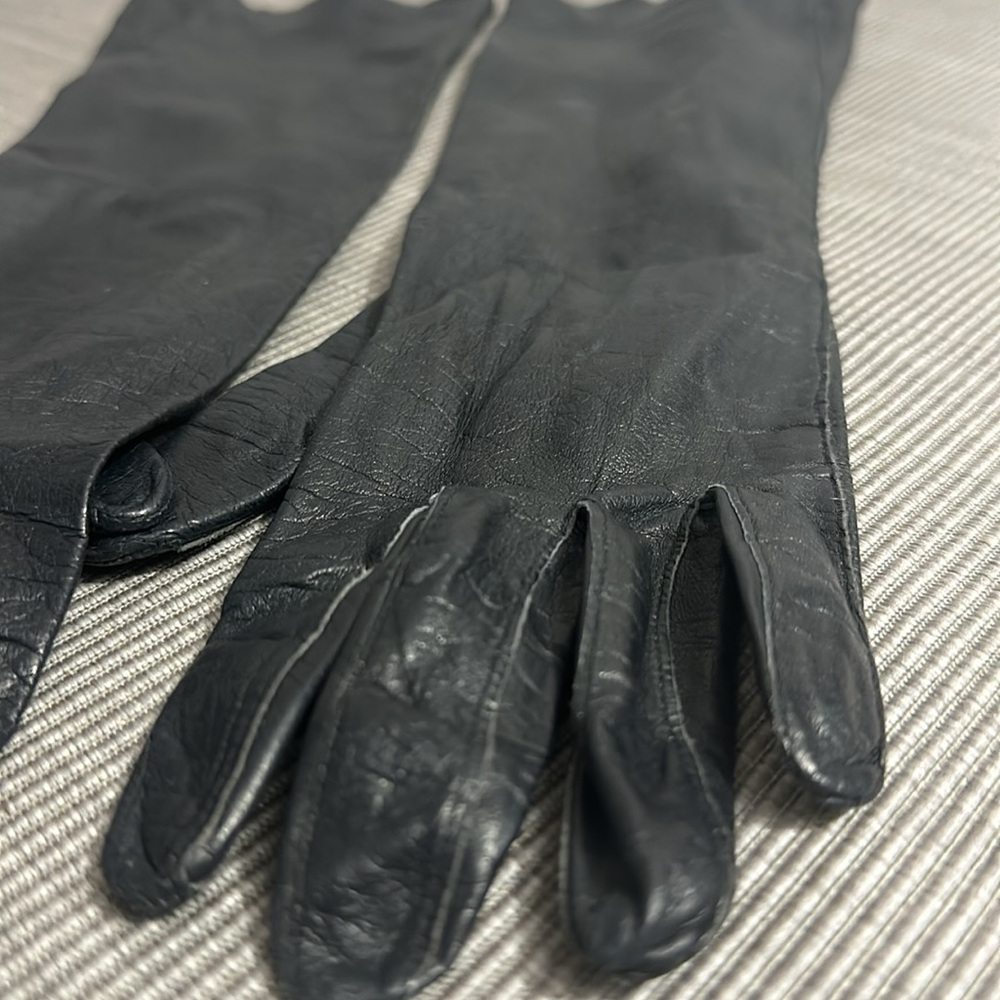 Long, black leather gloves - Picture 3 of 10